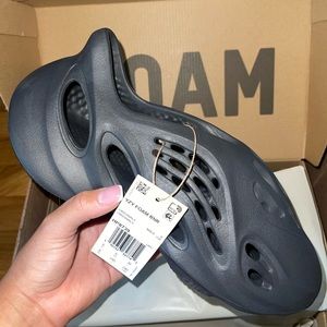 YZY FOAM RNR ADULTS